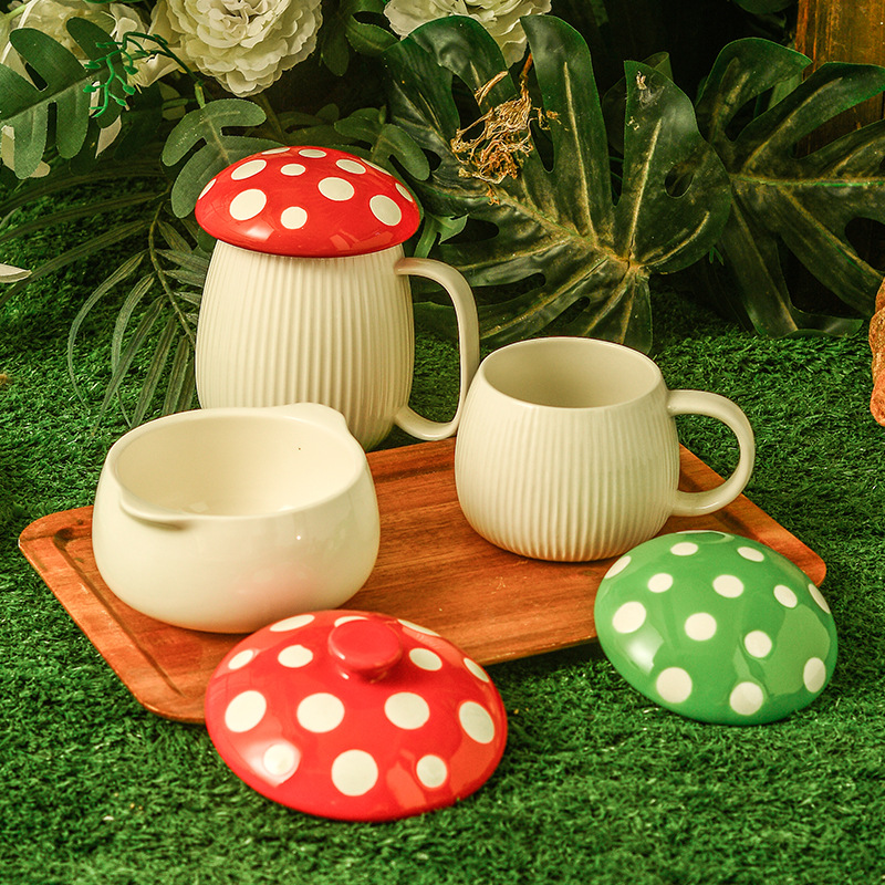 Corazón de una niña taza de hongos rojos cubierta encantadora cubierta de cubierta esmalte de color puede microondas taza de cerámica de alto valor para el hogar
