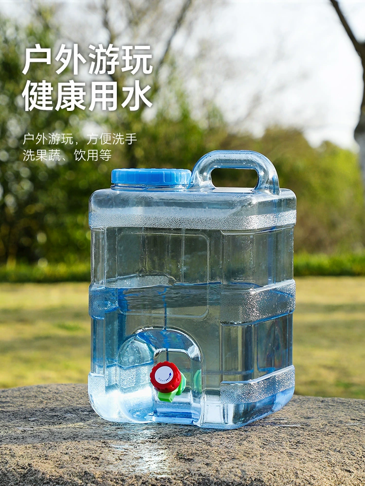 Handheld capacious bucket for camping