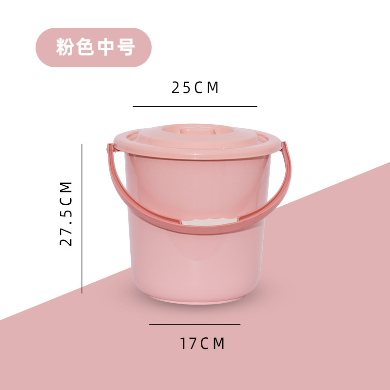 蓋付きの厚い家庭用大型プラスチックは、家庭用の手提げバケツの家庭用バケツを持っている学校の寮の学生がバケツを持っている