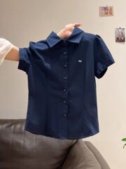 韓国シンプルなカレッジスタイルのポロ襟デザイン半袖シャツ女性のための 2025 夏の新しいカーディガンボタントップ