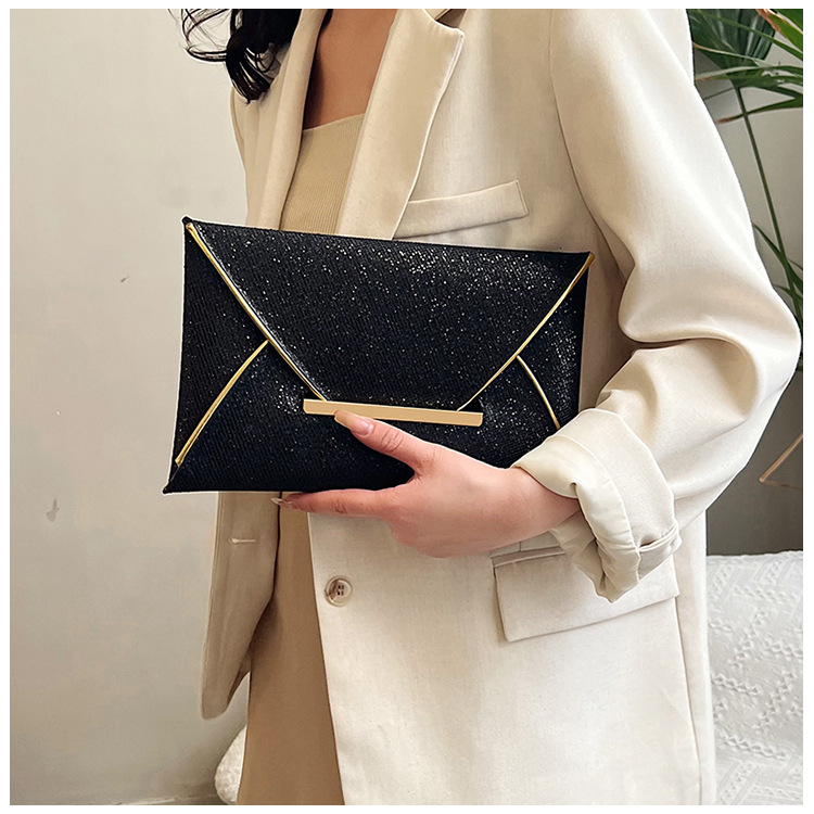 Modern Atmospheric simple lentejuelas mujer con un paquete de cartas en la mano, un paquete de banquetes de moda, un paquete de cena