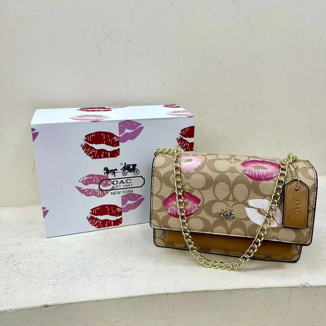 Venta al por mayor transfronteriza 2024 otoño e invierno comercio exterior nueva cadena de color empalme bolsa cuadrada pequeña tendencia de impresión de labios bags pequeños