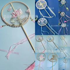 竹の輪の古風の刺繍の古風の団扇の手作りの百合の卸売りは漢服の団扇を持っています。