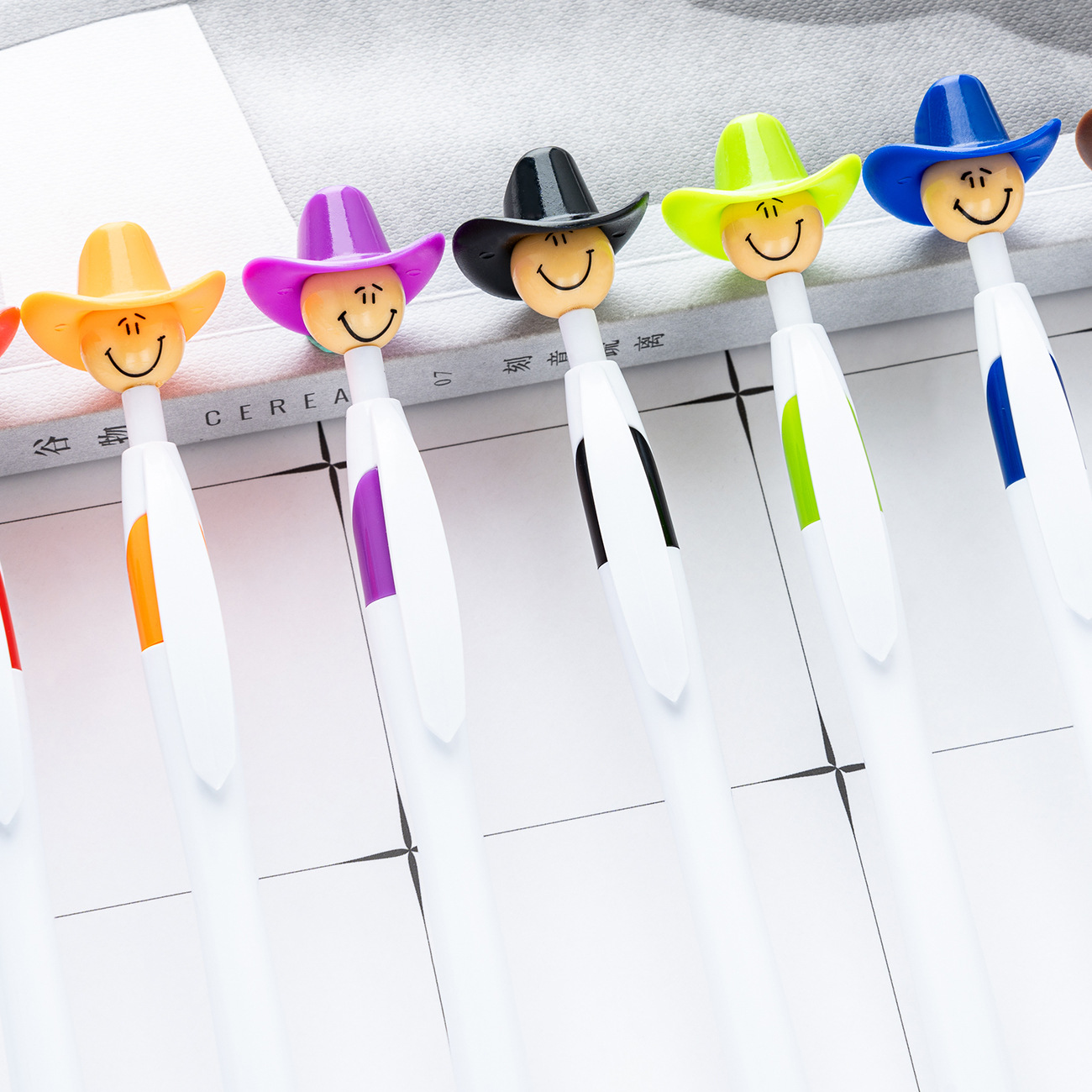 Pequeña calabaza bolígrafo de plástico sombrero de vaquero bolígrafo de juguete se puede imprimir logotipo creativo sonriente plástico bolígrafo al por mayor