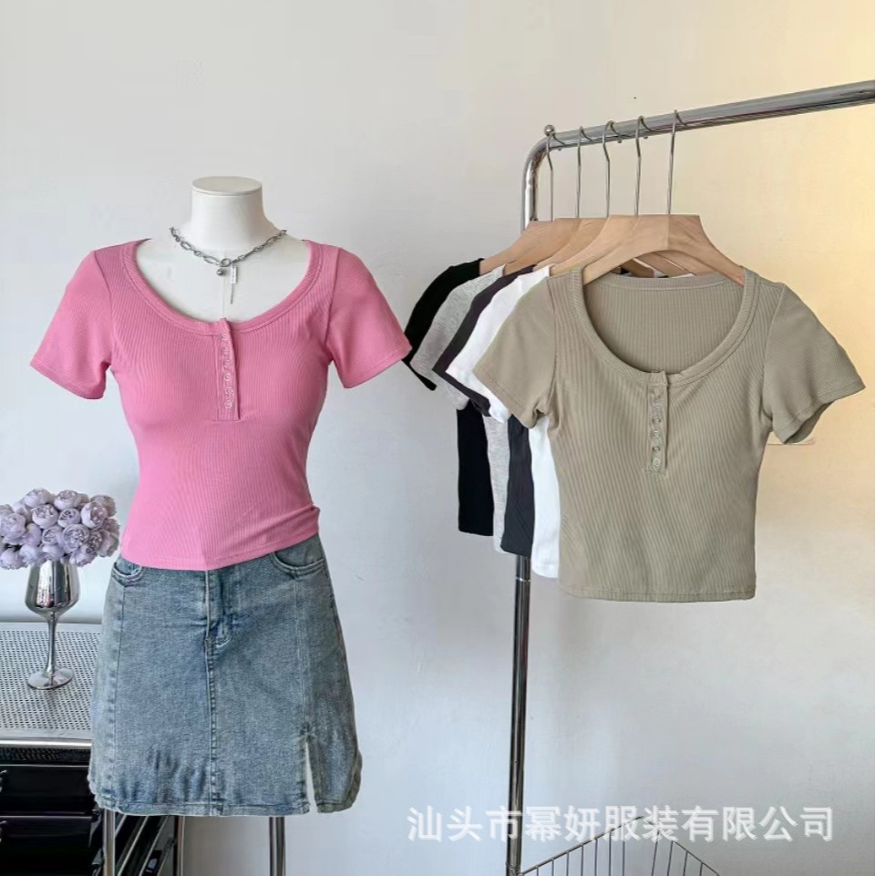 Solid short sleeve T-shirt with a round collar