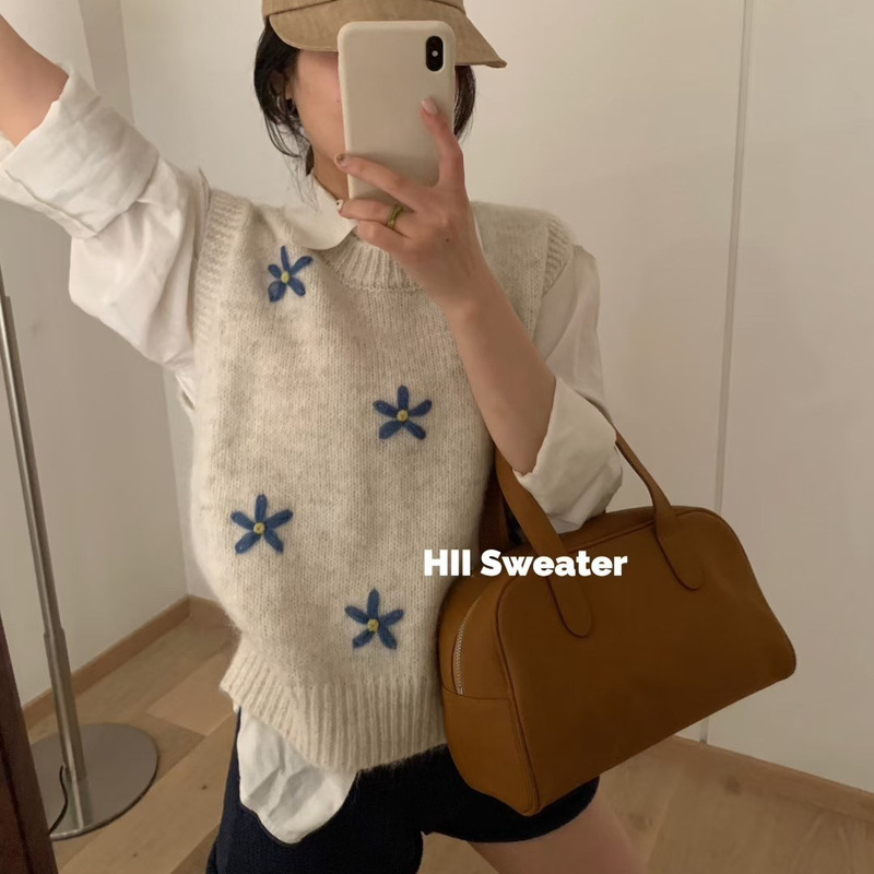 2025 Autumn and Winter New Stereo Hand-Embroidered Flower Knitted Vest for Women Loose Layered Sleeveless Sweater Vest Trendy