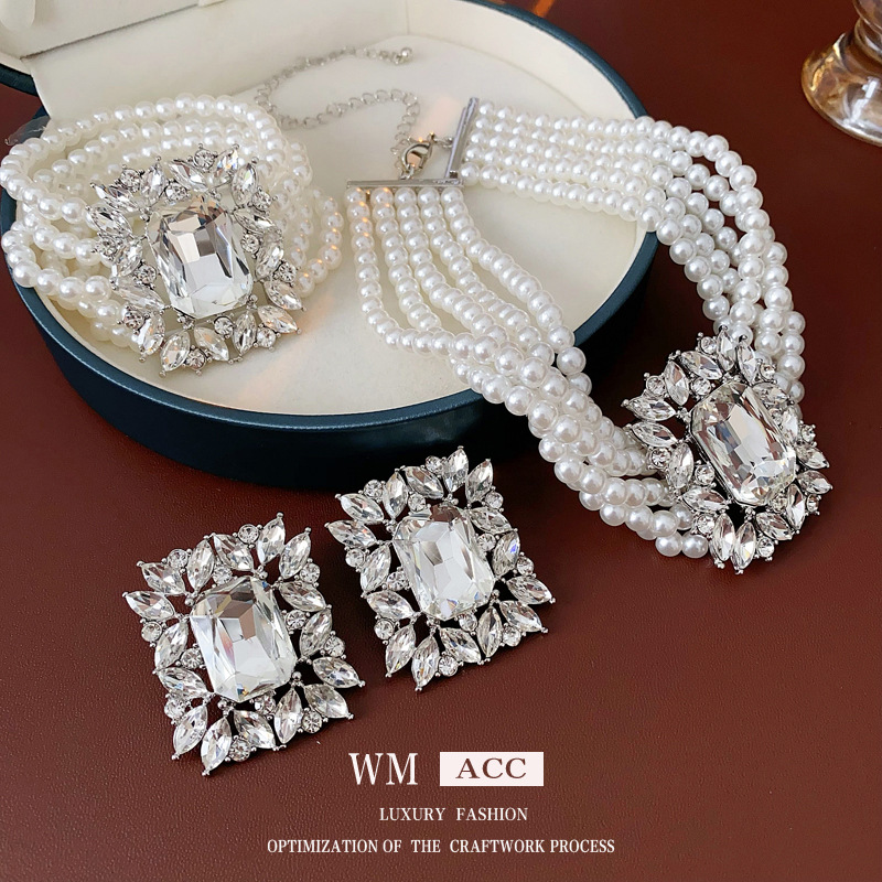 Collar de perlas geométricas con diamantes, diseño ligero de lujo, collar multicapa de moda, conjunto de joyas de alta calidad para mujeres