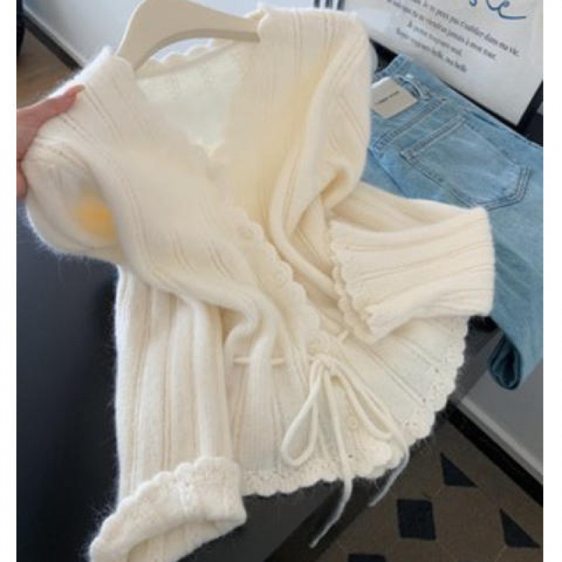 Pure Lust Style White V-Neck Bell Long-Sleeved Knitted Cardigan Sweater Jacket for Women to Wear Outside and Inside with Soft Waxy Tops