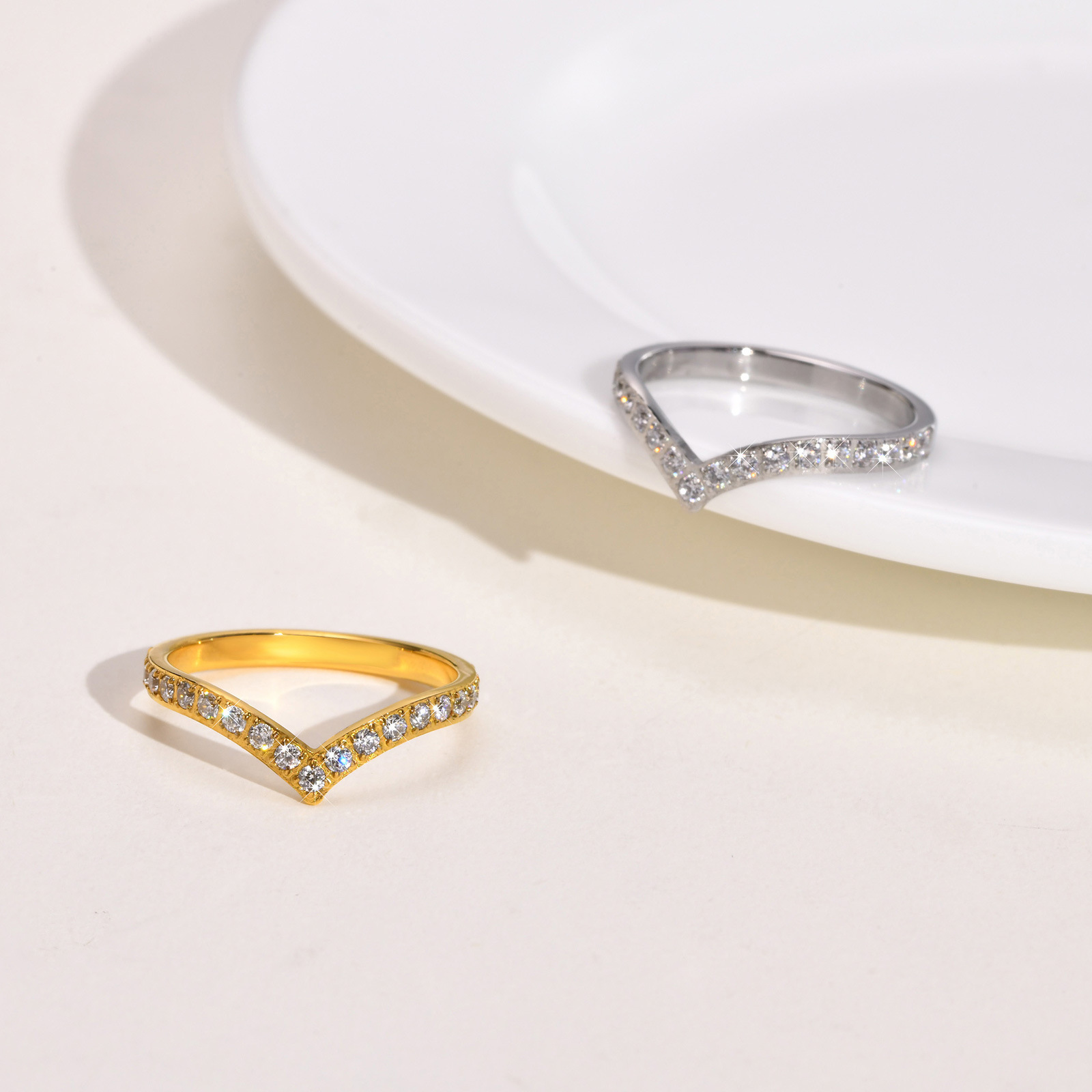 Anello scintillante da donna, realizzato con romanticismo. Elegante e comodo, progettato per esaltare il tuo fascino. Un gioiello discreto ma splendido per gli appuntamenti._voghion.com
