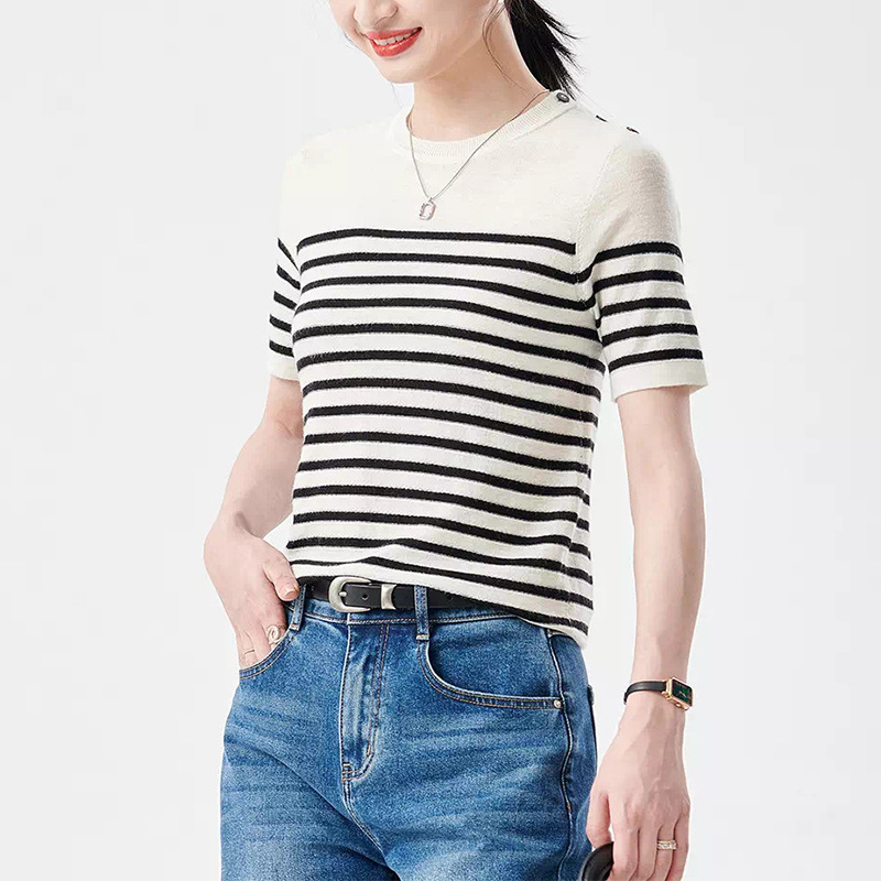 Summer knitted short sleeve T-shirt with a round collar
