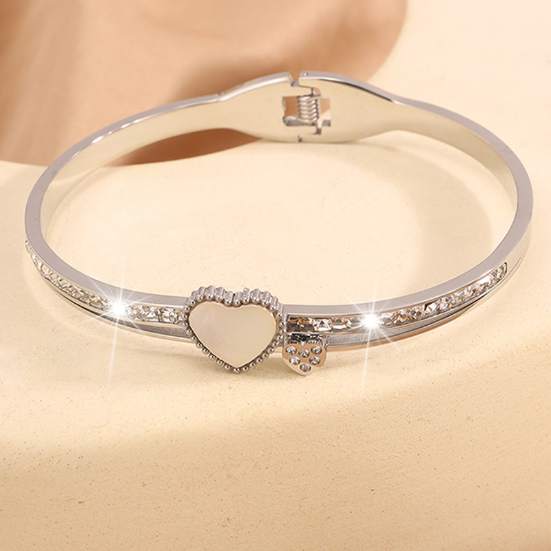 Europa y América de moda amor conchas de perforación elástica abertura pulsera de acero de titanio versión femenina temperamento pulsera de diseño simple