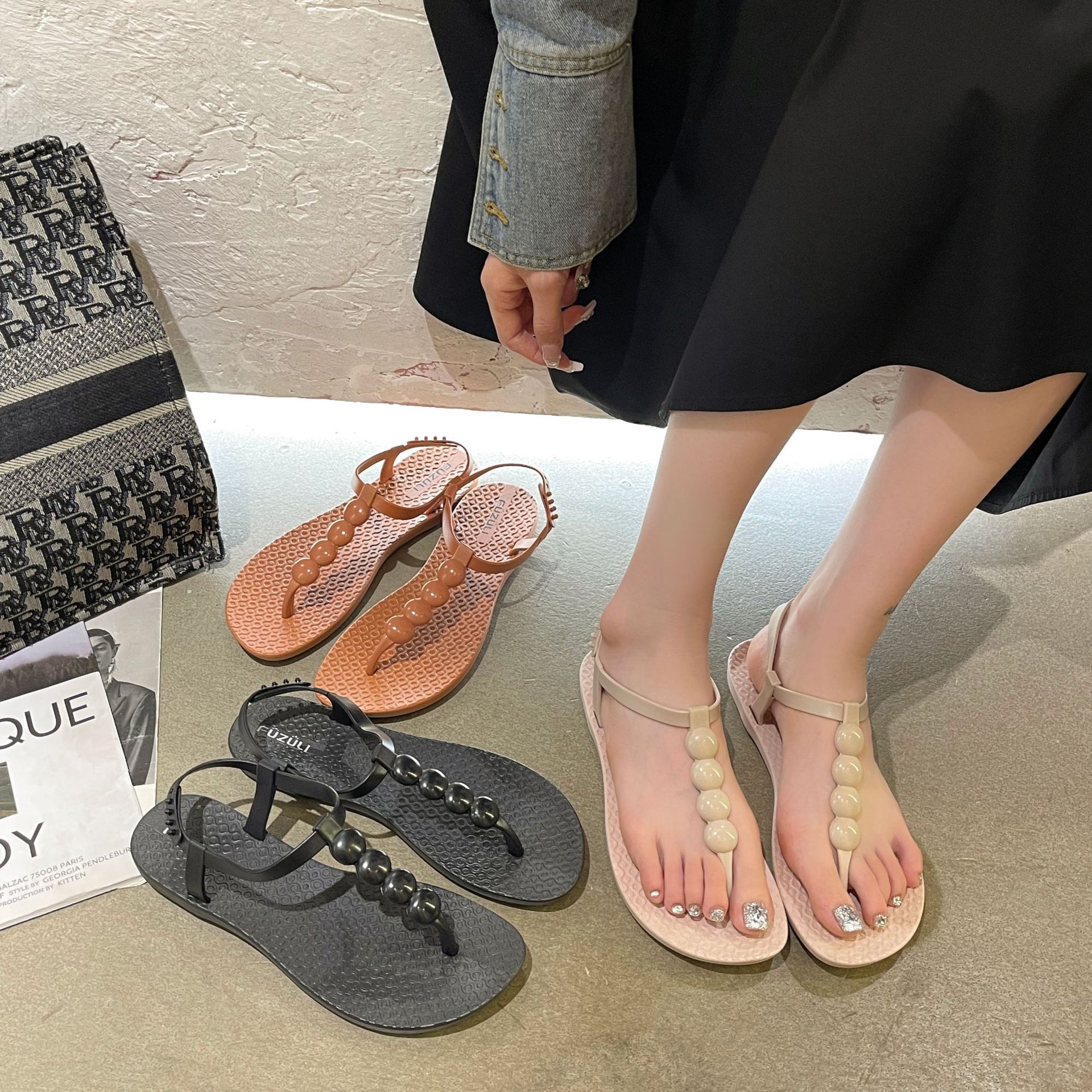 Sandalias del dedo del pie de las mujeres 2024 nuevas sandalias planas de la manera del verano más los zapatos romanos de la playa del estilo del estudiante del tamaño