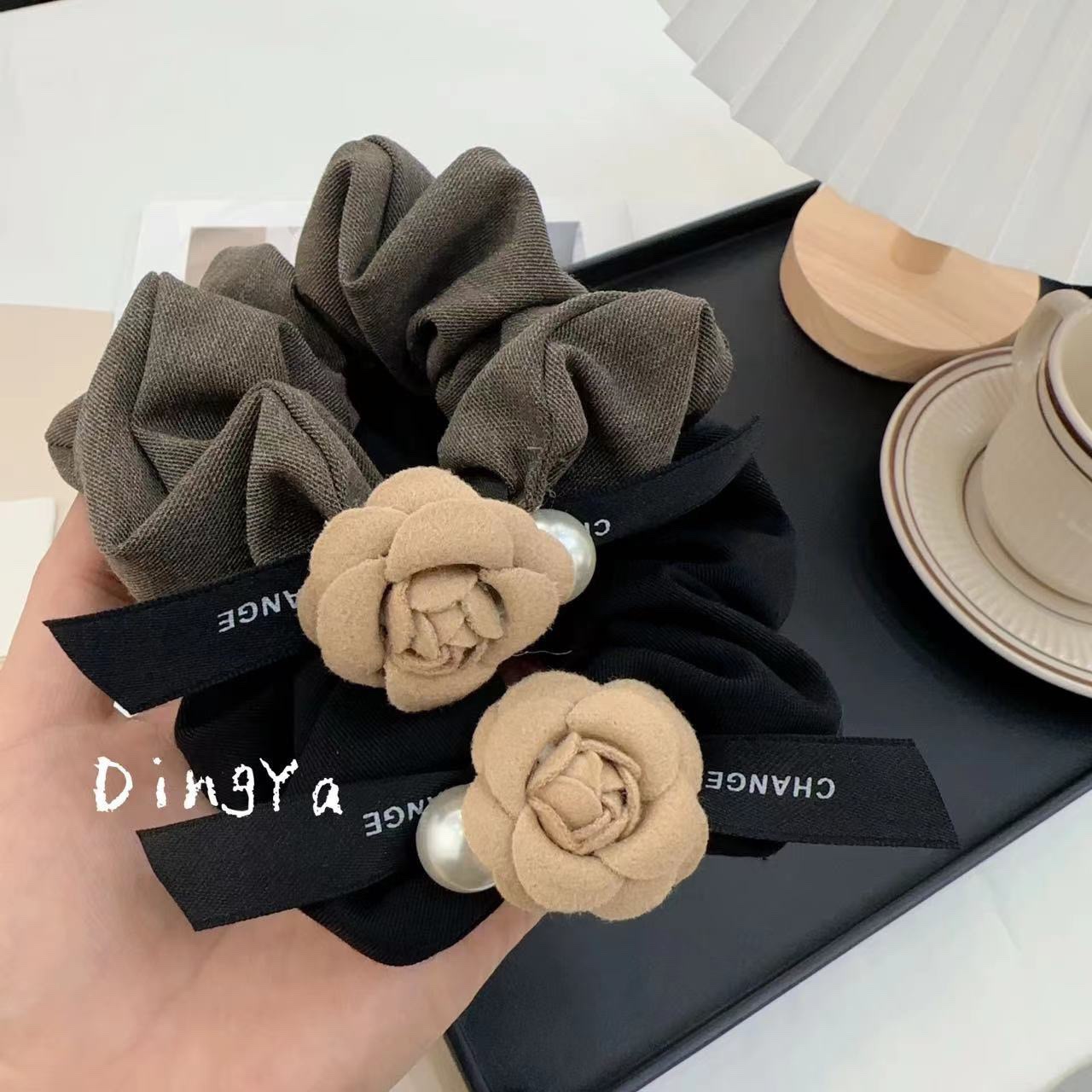 Pequeño libro rojo explosivo camellia anillo de pelo pequeño viento fragrante francés tela de traje suave cuerdas de cabeza de bola cuerda de cabeza