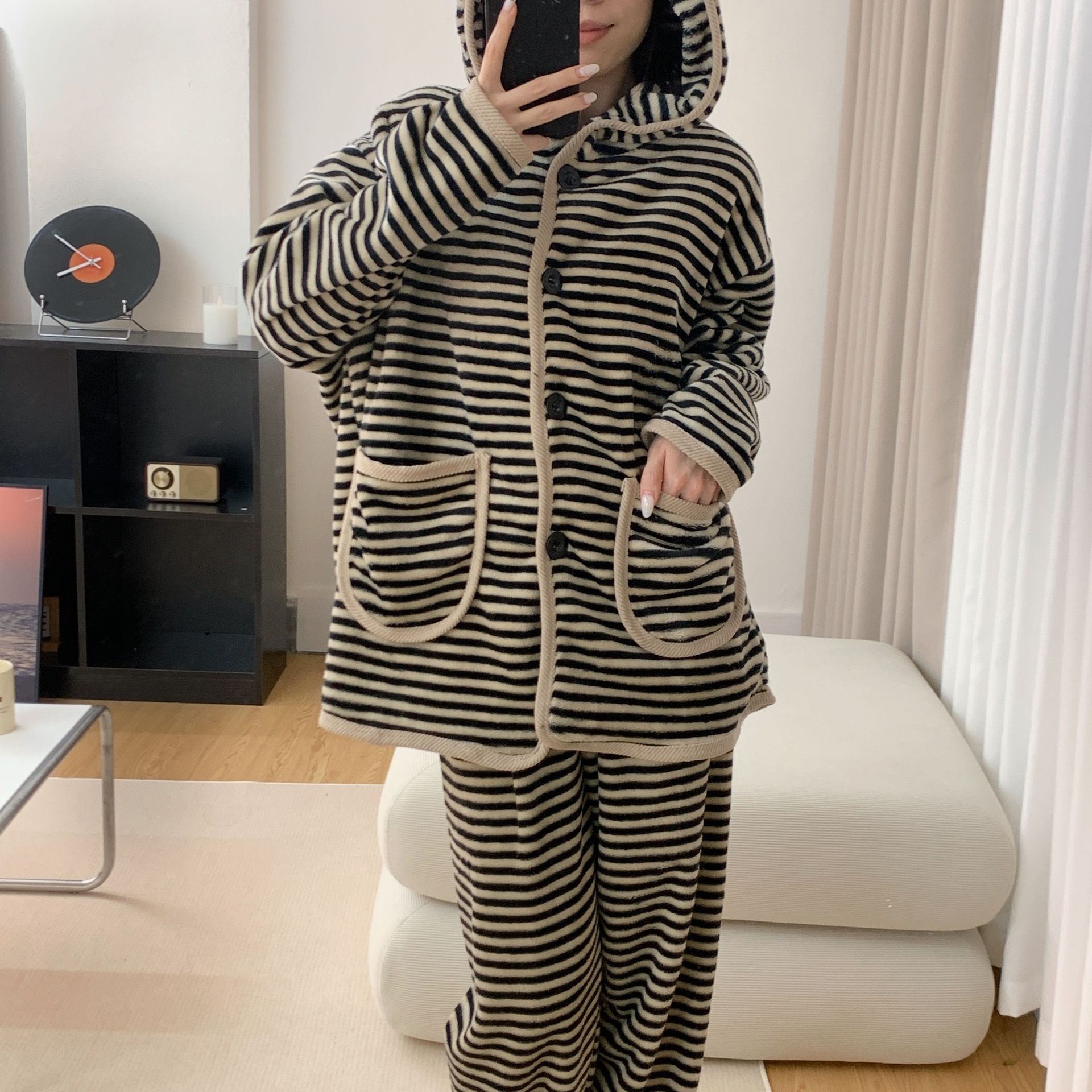 Pijamas de coral con rayas encapuchadas mujeres otoño y invierno nuevo tipo de terciopelo grueso y cálido conjunto de ropa casera de franela