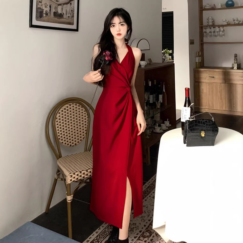 Plus-Size Women's Early Spring New Style Red Halter Neck Dress with a French Touch, Designed to Cover the Belly and Make the Figure Look Slimmer