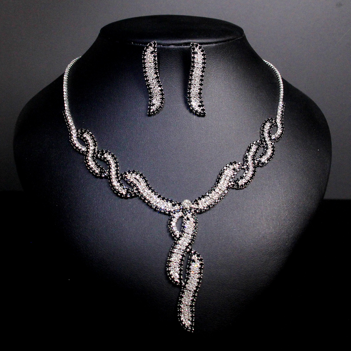 Fashionable necklace and earrings