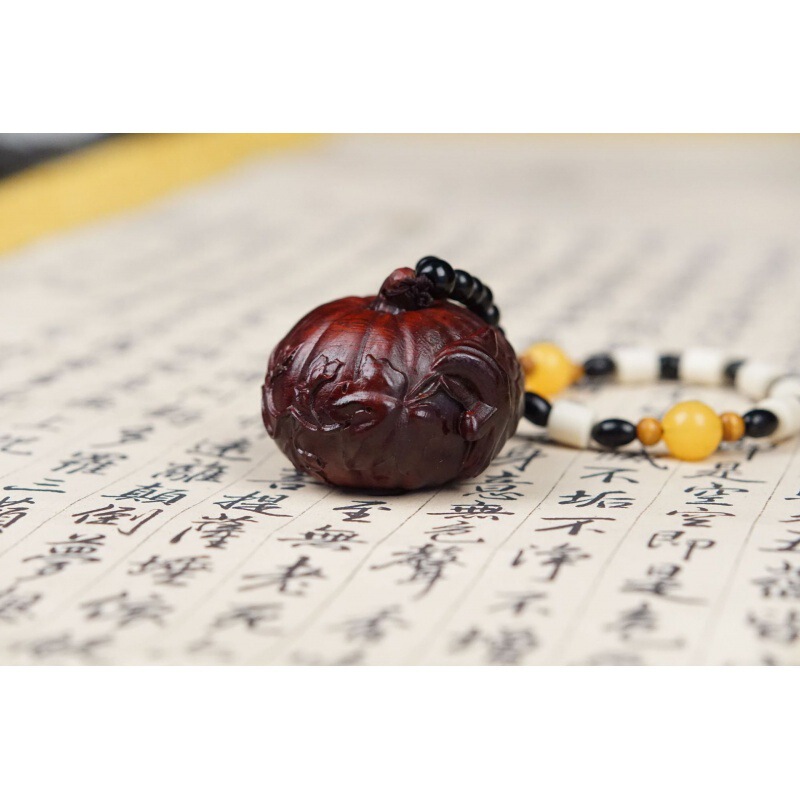 紫檀木の彫刻は壺の福袋を手にして、手にします。|undefined