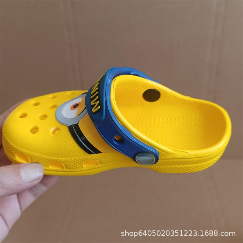 Cros2025 Minion Pikachu Pokemon Croc Shoes Boys and Girls Shoes Cartoon Graffiti Cute Outer Sandals