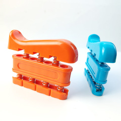 Manufacturer wholesale small two-way finger trainer gripper guitar piano professional hand exercise rehabilitation training