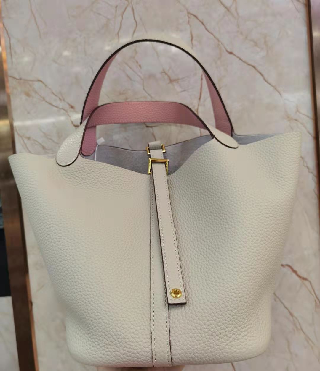 El nuevo bolso de cesta de verduras de marea de cuero togo de piel de vaca de capa superior 2025, bolso de cubo con cerradura de mano, bolso de cuero para mujer