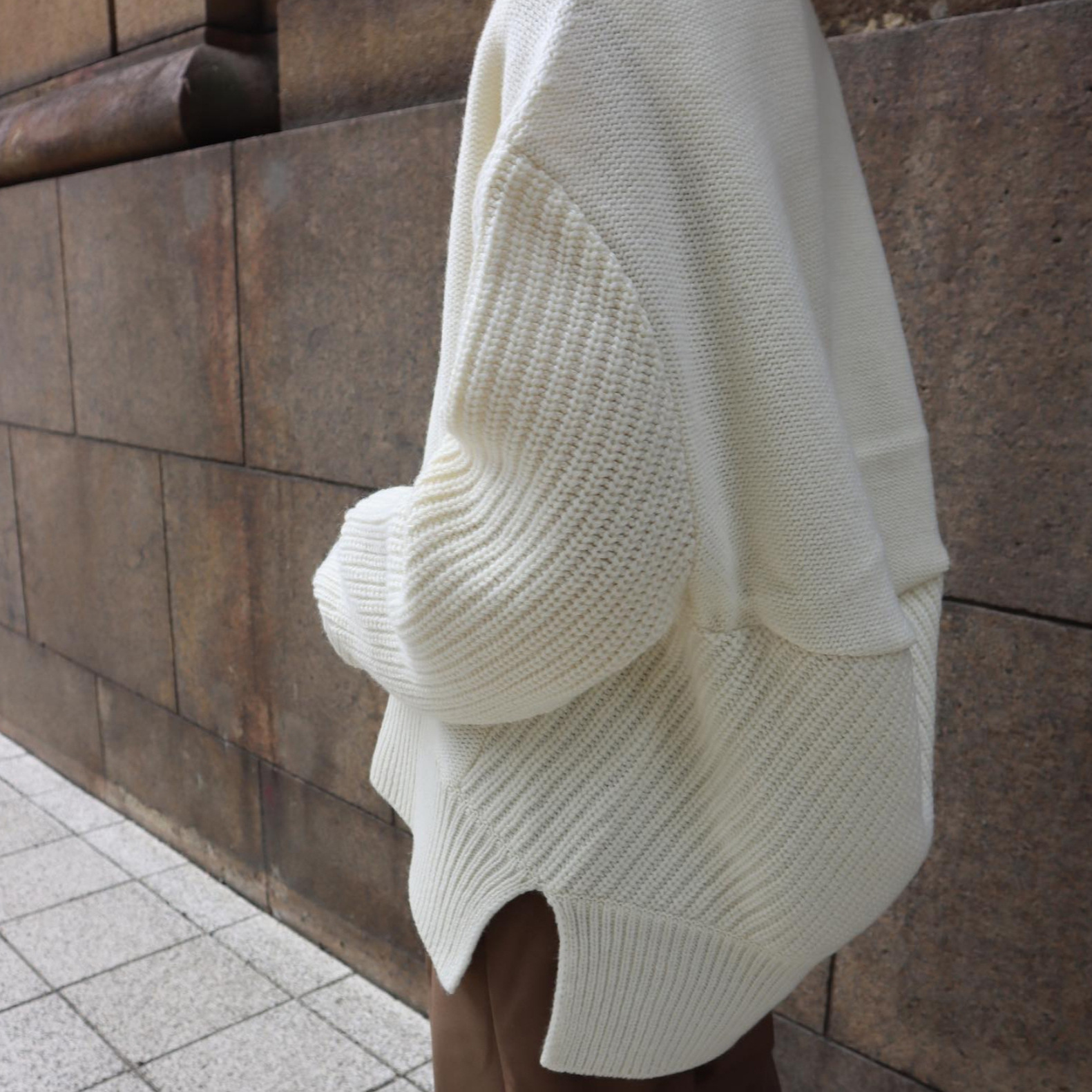 高定秋冬日本レトロで柔らかいファッション的なセーターの丸首がゆったりしていて痩せているニットの上着です。