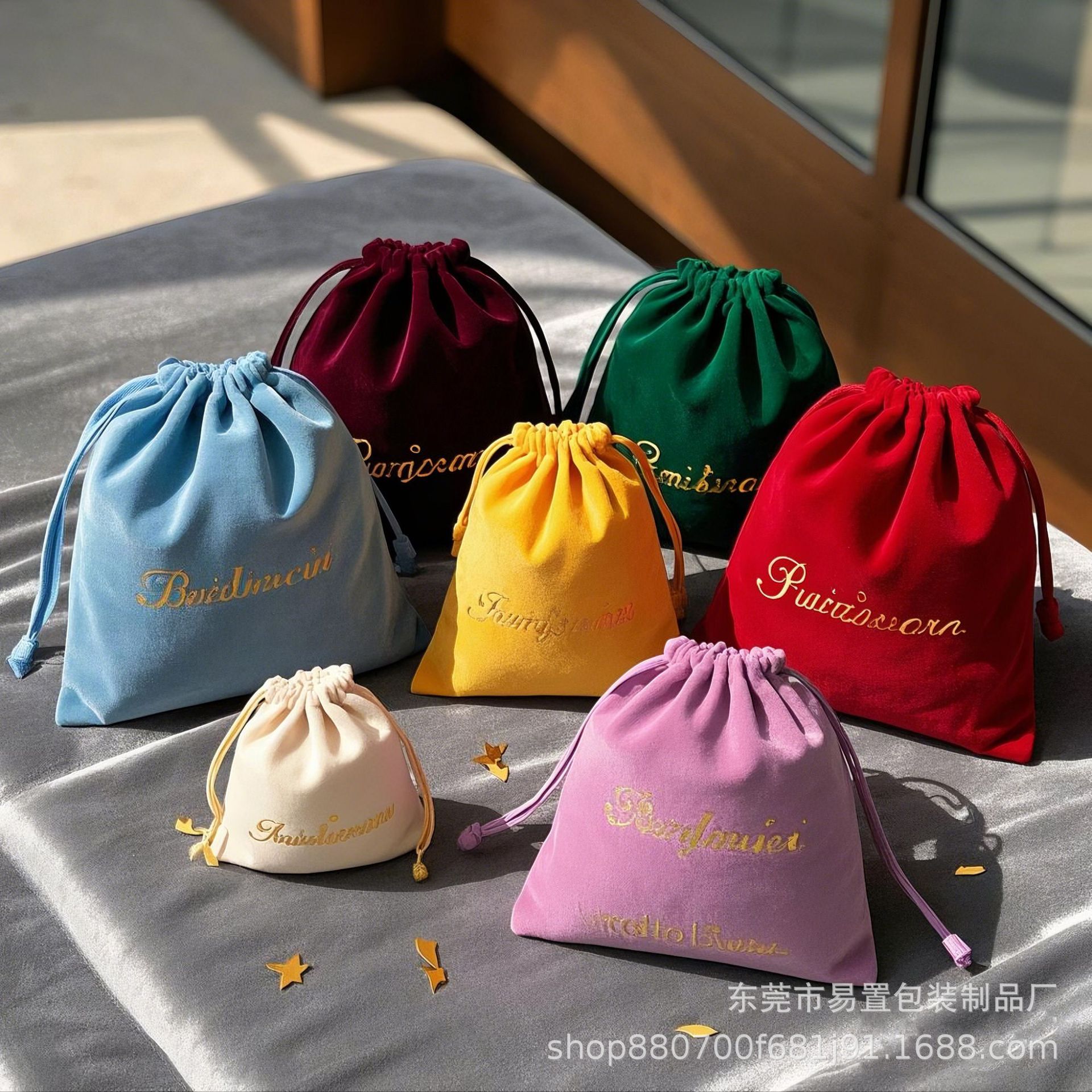 6个不同颜色不同大小的丝绒布束口袋，束口袋上要有烫金logo