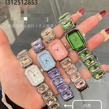 �¿�ʩ��С���Ǵ�ʯ��ɫ��ĸ��С�ڸ�����ʱ������Ů������