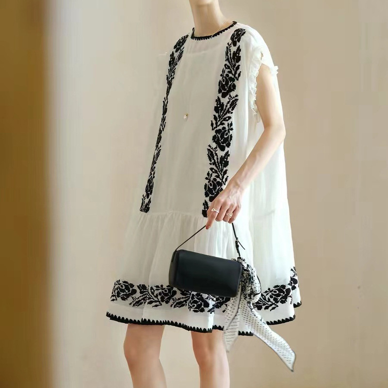 In-Stock 2026 Spring/Summer Cotton-Linen Heavy Embroidery Age-Reducing French Style Exquisite Lazy Slimming Comfortable Dress for Young Girls