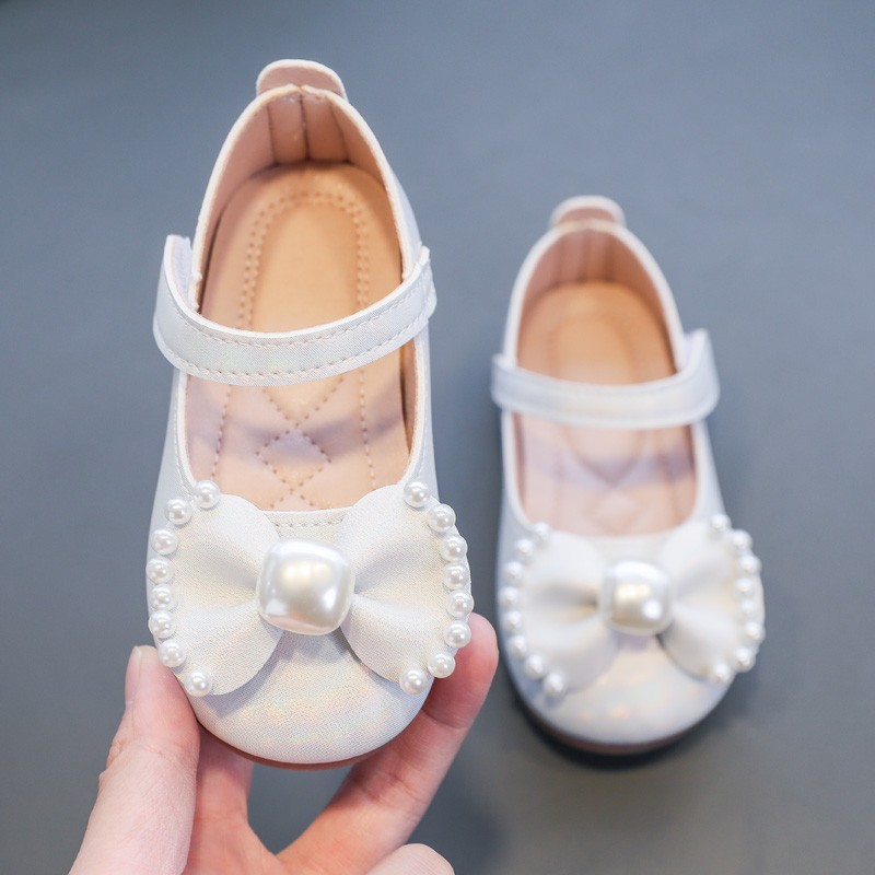 Zapatos de princesa de perlas de arco de perlas de niñas primavera y otoño 2026 nuevos zapatos de suela suave de niñas zapatos de moda de niños zapatos de cuero pequeños