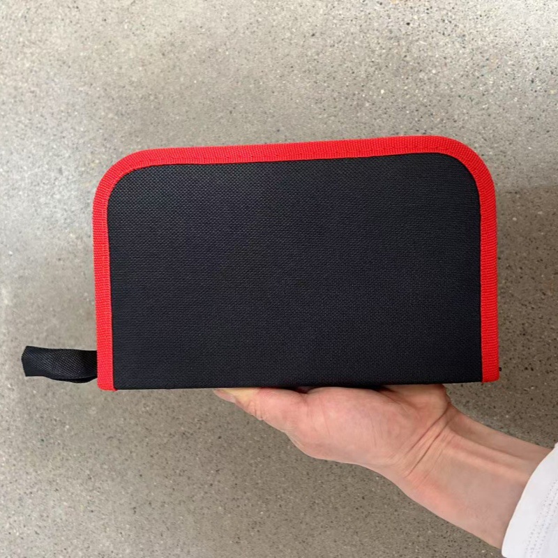 개별 빨간색과 검정색 지퍼백