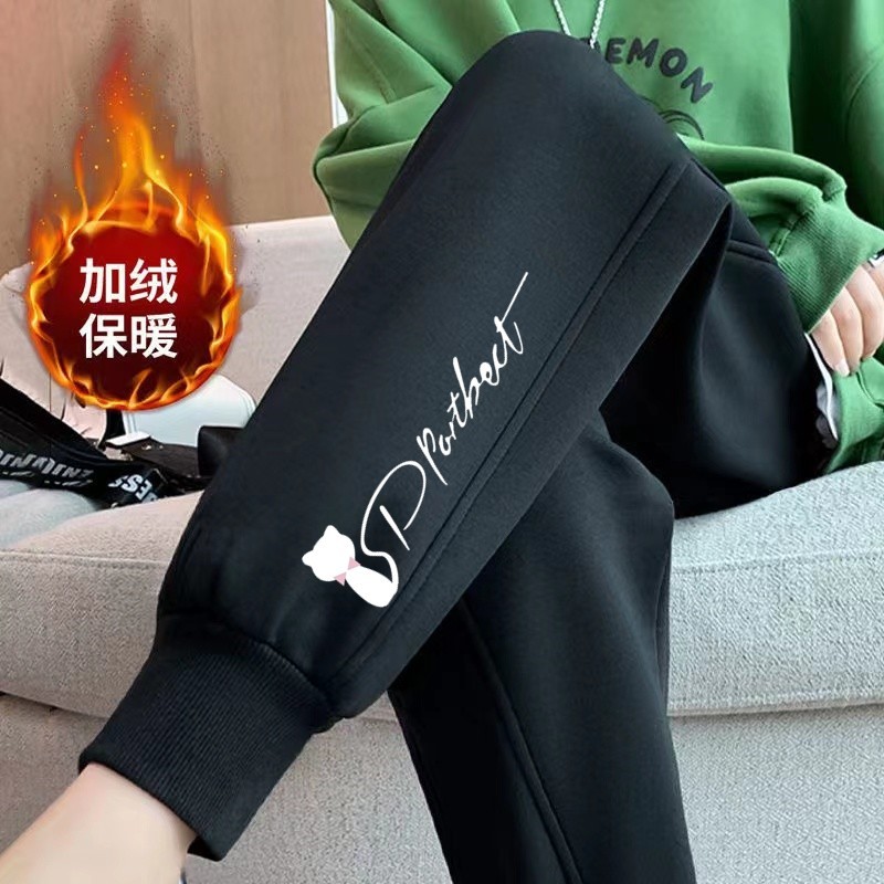 작은 흰색 고양이 나사식 블랙 팬츠와 벨벳