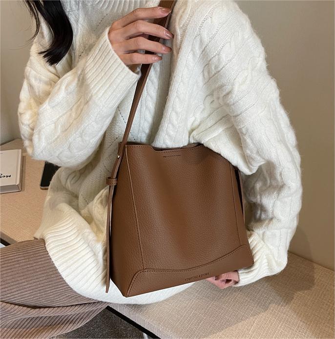 Bolso de gran capacidad para las axilas de cercanías 2023 otoño e invierno nuevo bolso de mujer de moda bolso de hombro de todo fósforo bolso de cubo de moda Retro