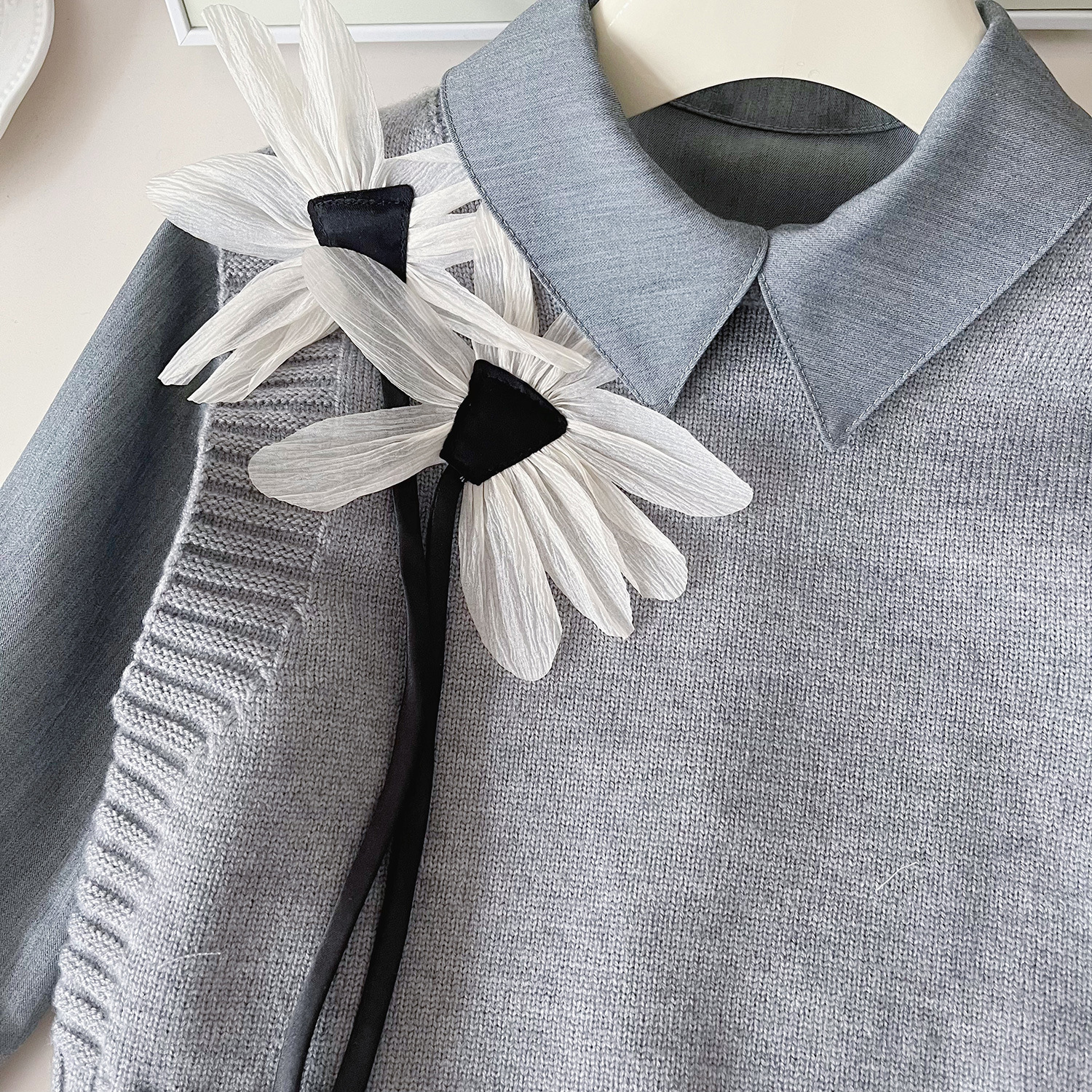 2024 Mädchen Koreanische Version Herbst Strickweste einfarbiges Hemd Faltenrock dreiteiliges Set stilvoll 67371_voghion.com