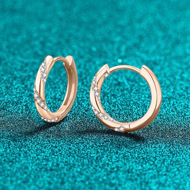 Orecchini a cerchio eleganti in argento sterling e moissanite_voghion.com