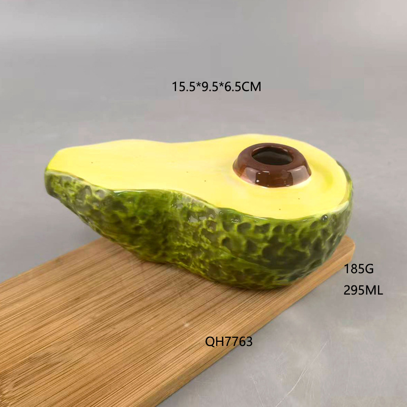 Botella de perfume en forma de aguacate