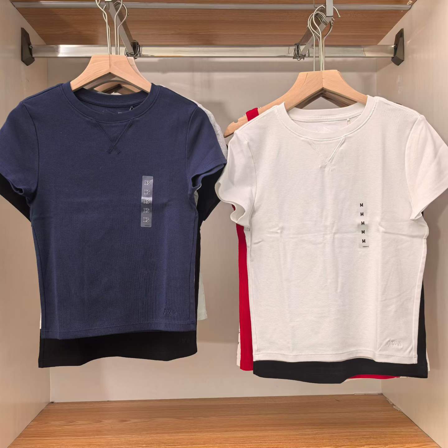 Solid color short T-shirt with a round collar