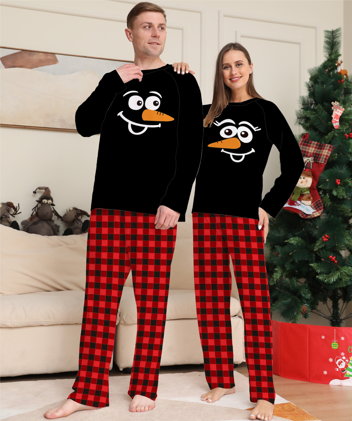 Vestito da casa stampato con pigiama natalizio a quadri con cartoni animati natalizi_voghion.com