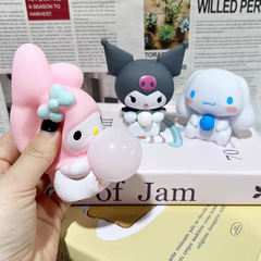 三鴉鴎はつまみをつまんで泡を吐いて、おもちゃの漫画の露比カピバラのキーホルダーのペンダントをほどいてプレゼントを押します。