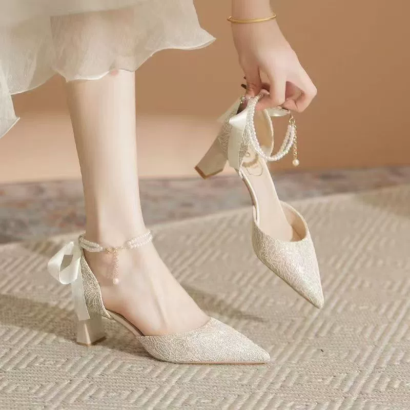 2025 новый летний стиль французский шампань цвет жемчужная цепочка толстый каблук не утомляющие ноги ажурные высокие каблуки женские сандалии модный стиль