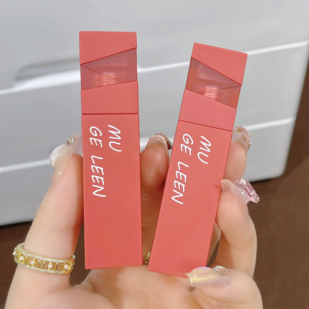 Премиальная помада для губ MUGELEEN Velvet Matte Magnetic Lip Glaze с низким содержанием насыщенного цвета и отбеливающей глиной для женщин