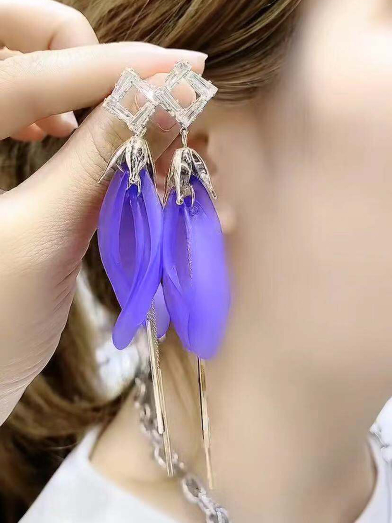 2024 Pendientes de borla de moda de nuevo estilo Pendientes largos de temperamento Pendientes de pétalo de espiga de circón con incrustaciones de súper hadas