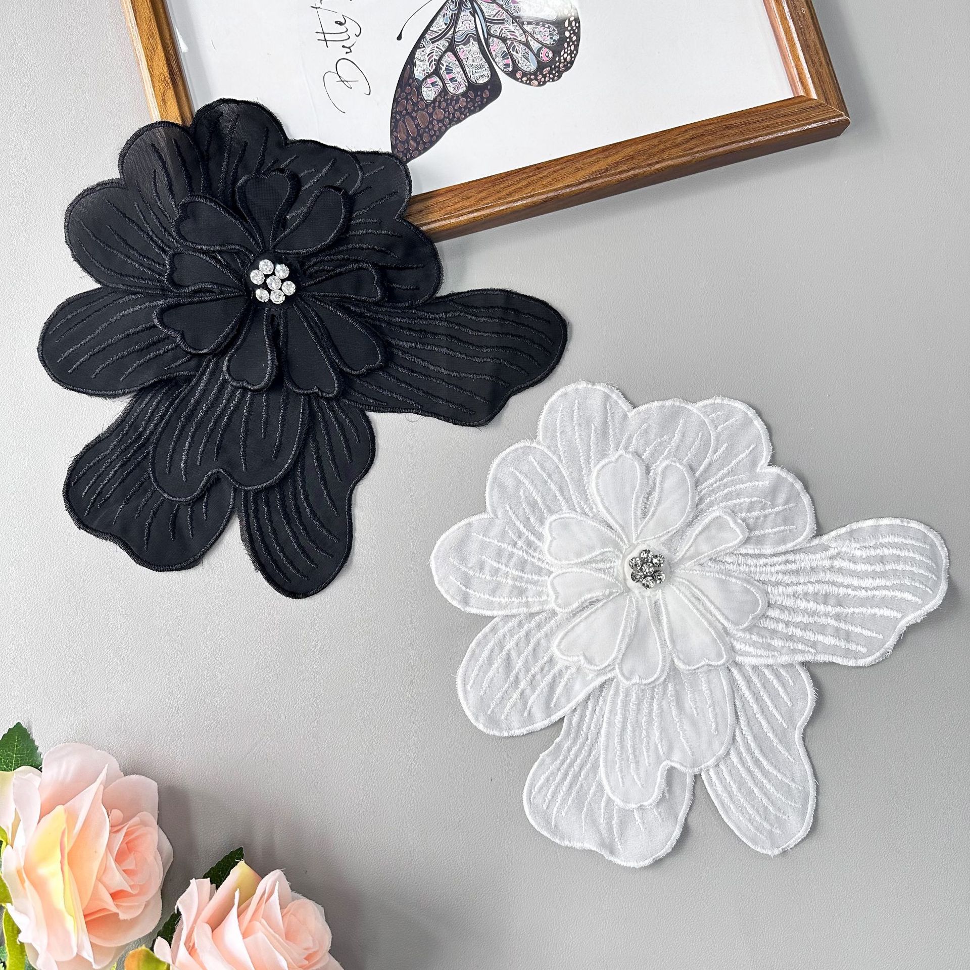 Flor multicapa de costura de clavos tridimensionales taladro de bordado de flores negras y blancas sensación de diseño de bordado de moda de ropa de mujer decoración de ropa infantil image 3