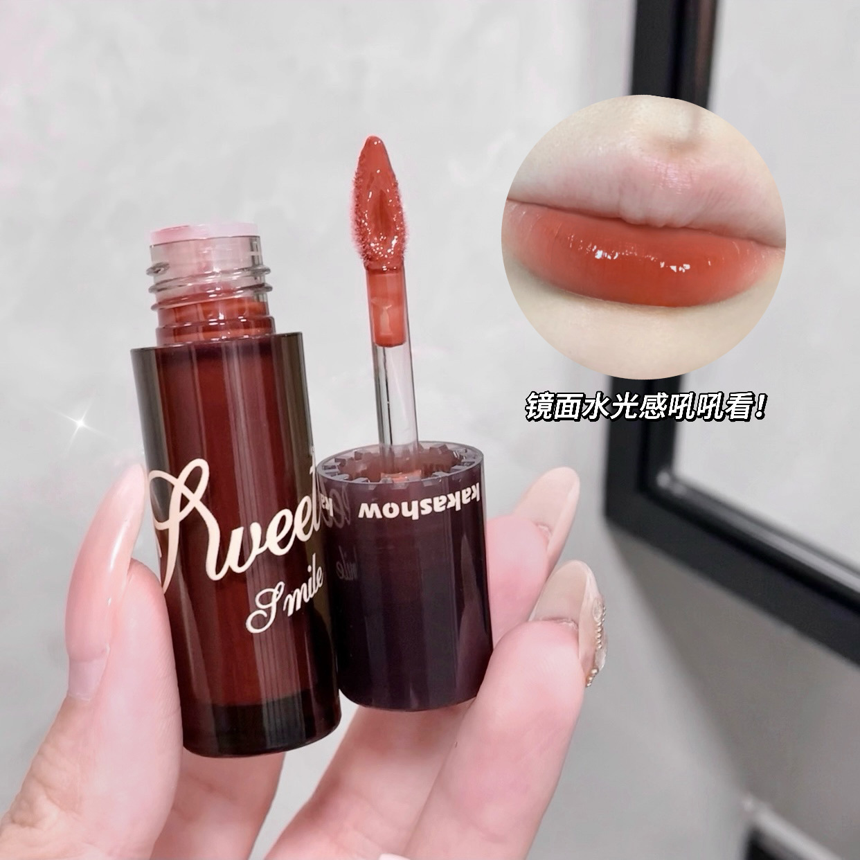 kakashow Sugar Gloss Lip Gloss Lipstick, with a water-like mirror finish, is clear and pure, not easy to stick to the glass, making the lips rosy and fair. Affordable for students undefined