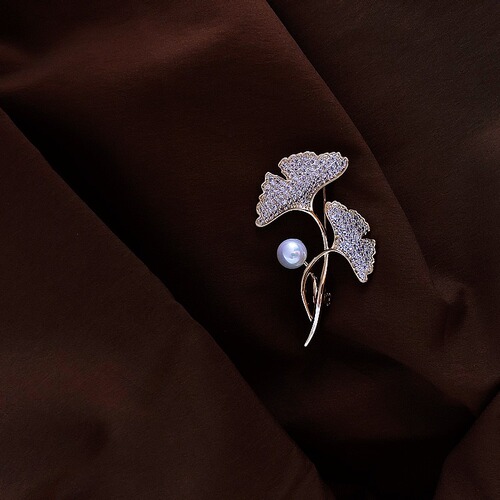 High-end women's brooch, full of diamonds, ginkgo leaf pearls, niche, exquisite, anti-exposure, high-end, retro corsage