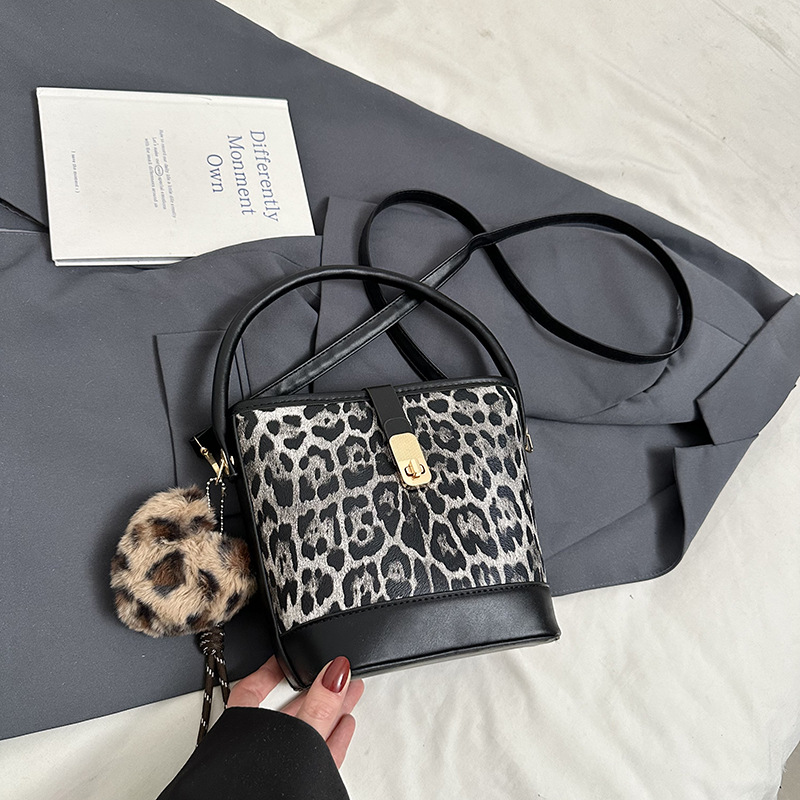 Bolso popular de este año para mujeres otoño invierno 2024 nuevo patrón de leopardo nicho mochila casual bolso de cubo de agua