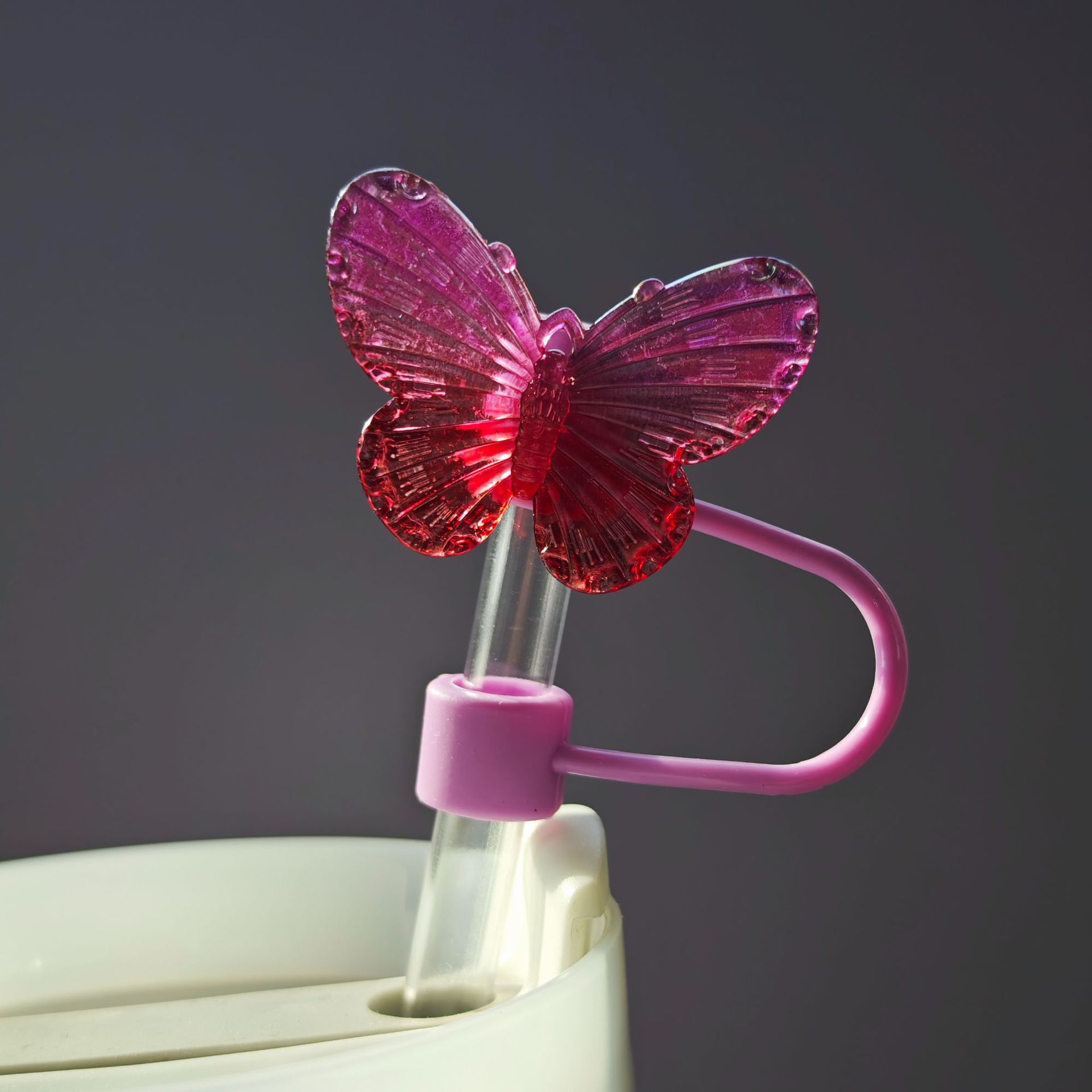 Nueva tapa de pajita de mariposa tapón de polvo color acrílico mágico cubierta de pajita de mariposa taza de agua cubierta de pajita decoración