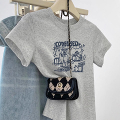 灰色の丸襟の肩の半袖のtシャツの女性の2025夏の新型の修身はやせています。