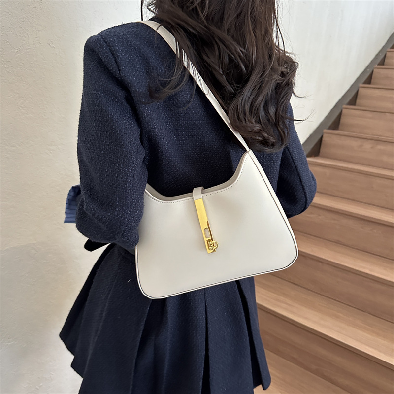 Texturerat låsspänne koreansk stil axelväska ny stil 2024 höst och vinter temperament pendlar motorcykelväska fashionabel armhåla väska_voghion.com