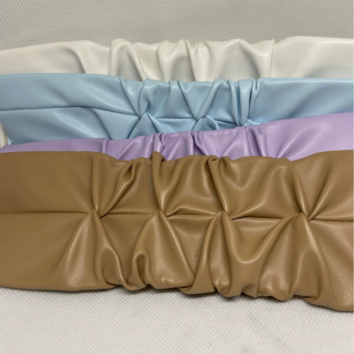 Один шрифт складки, простой мягкий легкий аксессуар для обуви, один кусок кожи, прижатый завод прямых продаж