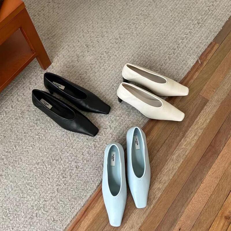 La mode flat small square high-heeled shoes are fashionable and refined. V-mouth upper is slim La mode flat small square high-heeled shoes are fashionable and refined. V-mouth upper is slim